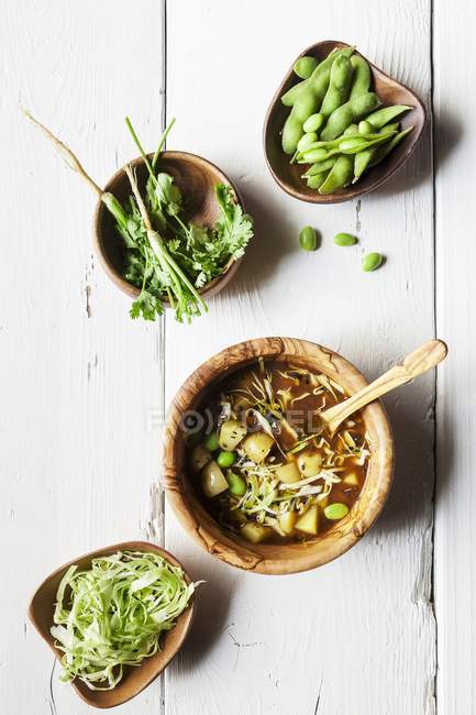 Sopa Miso com batatas, repolho branco e soja sobre a superfície de madeira — Fotografia de Stock