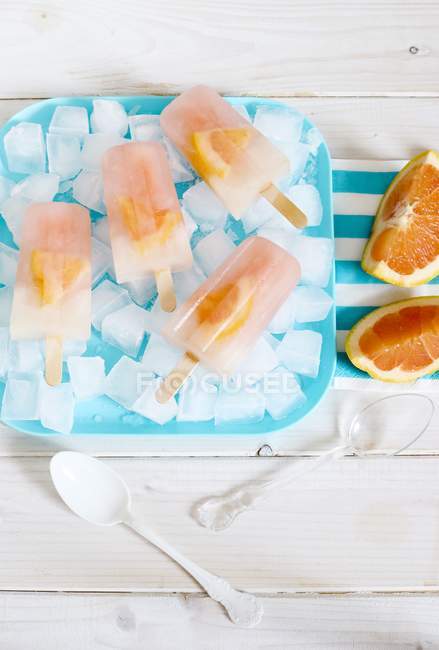 Grapefruit ice lollies — Stock Photo