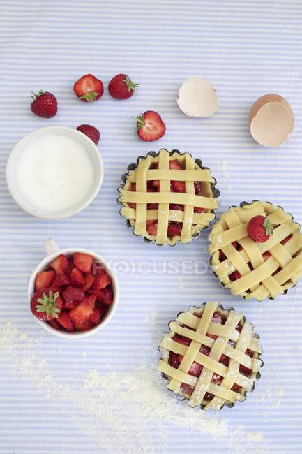 Closeup top view of unbaked strawberry tarts — Stock Photo