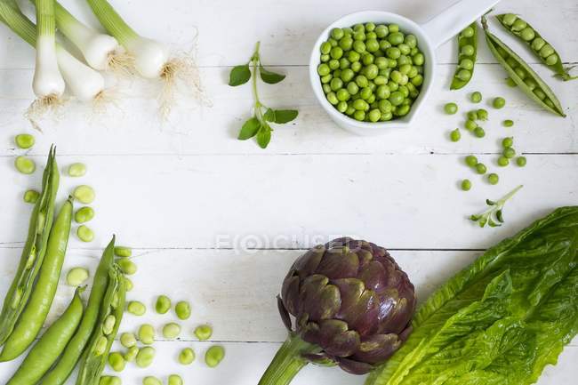 Artichoke with spring onions and peas — Stock Photo
