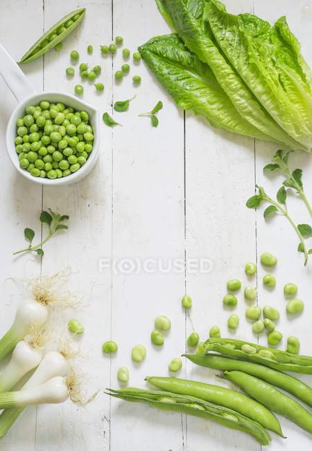 Натюрморт з зеленими овочами над дерев'яною поверхнею — стокове фото