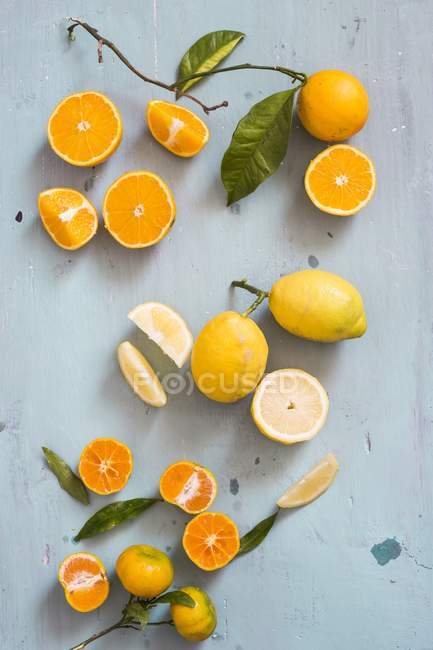 Цитрусові фрукти на сірій поверхні — стокове фото