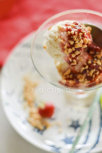 Strawberry ice cream sundae — Stock Photo