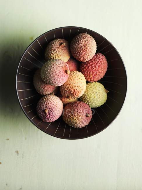 Bowl of fresh lychees — Stock Photo
