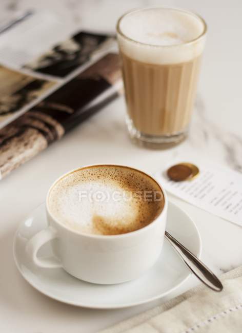 Cappucino en tasse blanche — Photo de stock