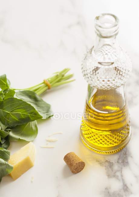 Ingredienti mediterranei su superficie bianca — Foto stock