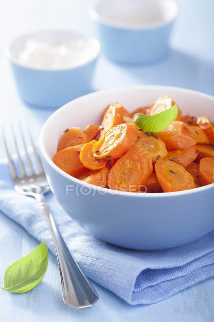 Glasierte Karotten mit Basilikum — Stockfoto