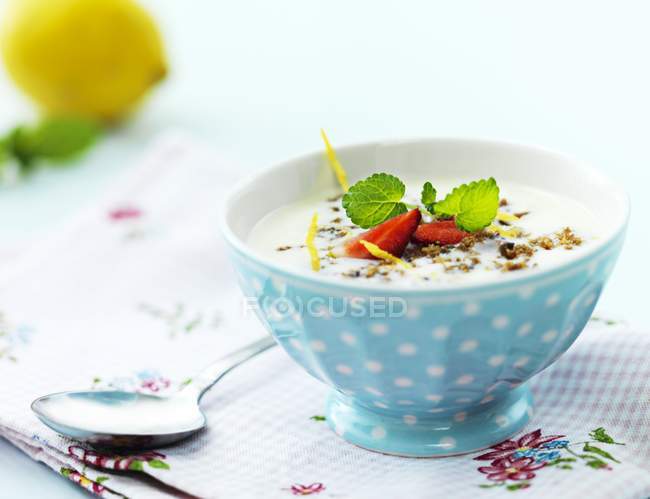 Yogurt with muesli and strawberries — Stock Photo