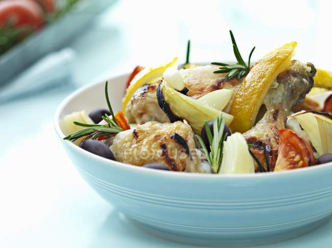 Sommer-Grillsalat mit gegrilltem Huhn — Stockfoto