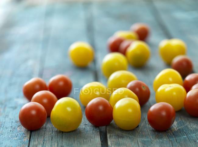 Червоні та жовті вишневі помідори — стокове фото