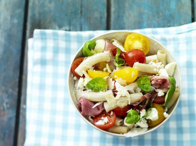 Rigatoni pasta salad — Stock Photo