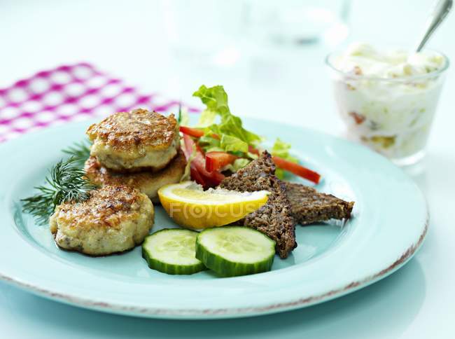 Hambúrgueres de peixe com pão — Fotografia de Stock