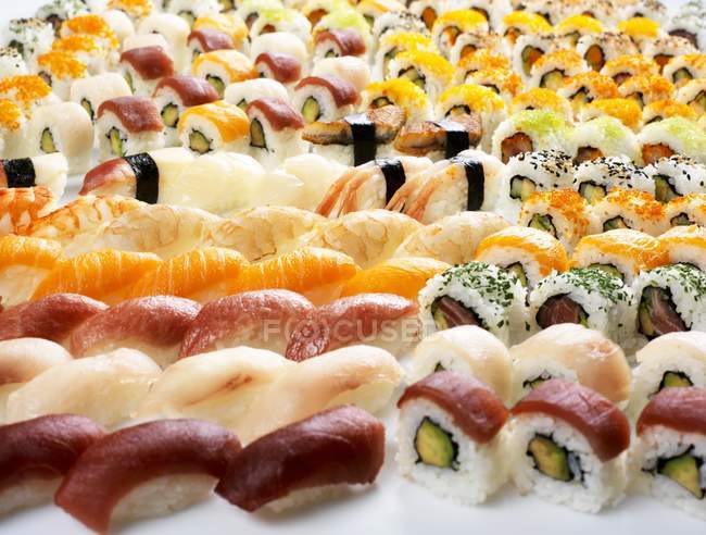 Varios tipos de sushi - foto de stock