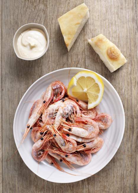 Cooked Prawns with lemon — Stock Photo