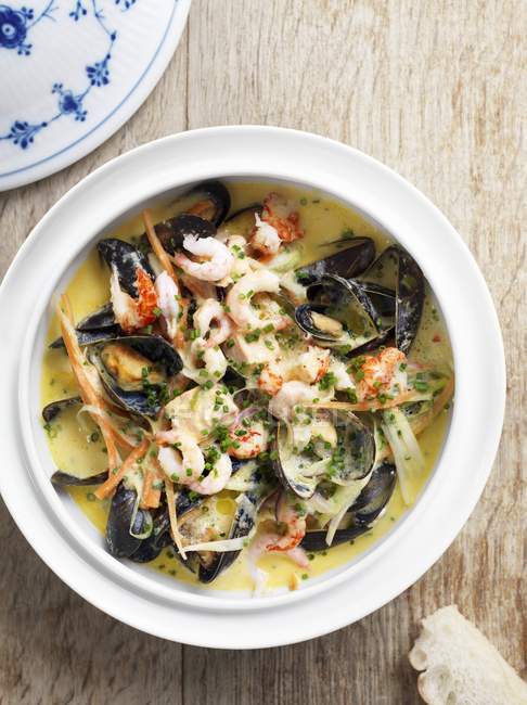 Mussel soup with shrimps — Stock Photo