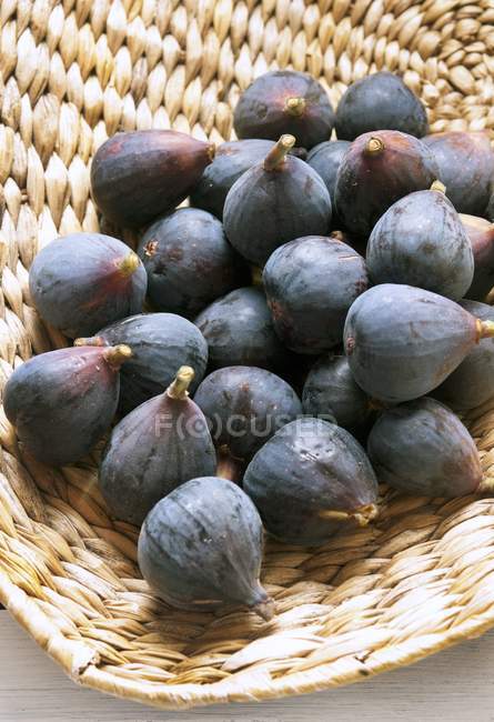Basket of fresh Californian figs — Stock Photo