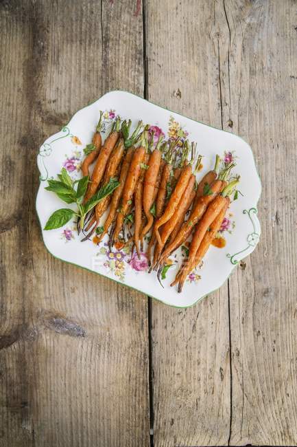 Zanahorias con menta y especias marroquíes - foto de stock