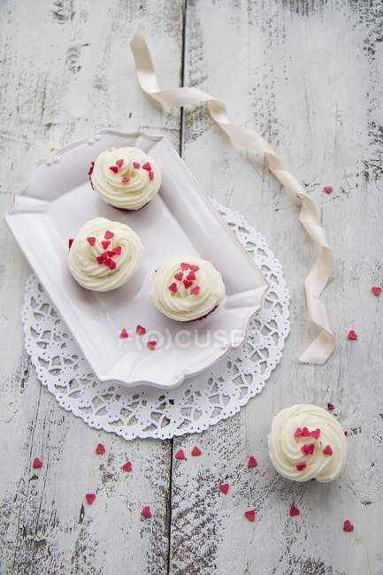Cupcakes with sugar hearts — Stock Photo