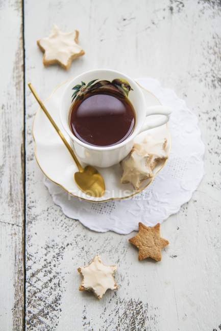 Tee und Zimtsterne-Kekse — Stockfoto