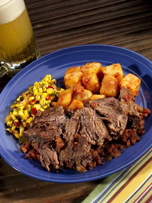 Roast beef with potatoes — Stock Photo