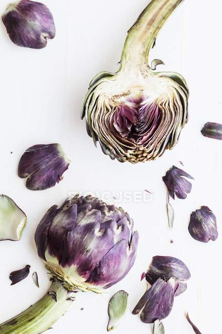 Artichauts violets avec feuilles — Photo de stock