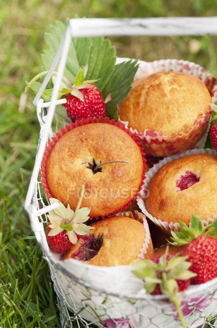 Muffins de morango em cesta de arame — Fotografia de Stock