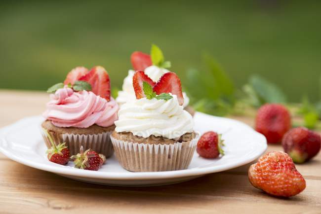 Erdbeer-Cupcakes auf Teller — Stockfoto