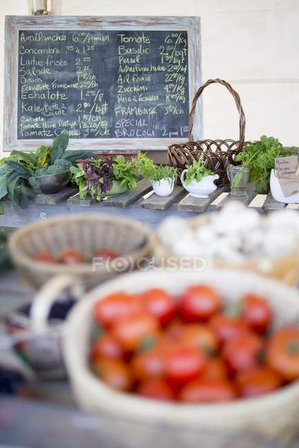 Produtos hortícolas frescos e ervas aromáticas num mercado — Fotografia de Stock