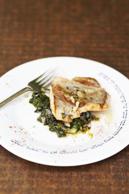 Жареный лосось на салате из смешанных листьев — стоковое фото