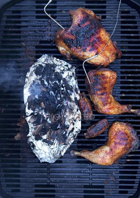 Top view of barbecued chicken on grill — Stock Photo
