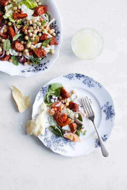 Салат з сосискою і нутом на тарілці з виделкою — стокове фото
