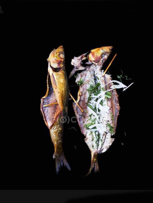 Риба на грилі з травами — стокове фото