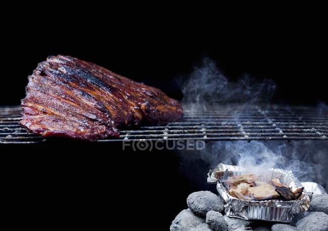 Ganze Stange Schweinerippchen auf dem Grill — Stockfoto