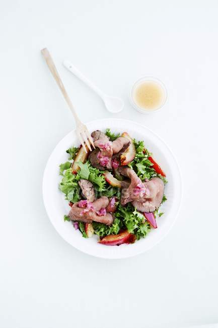 Roast beef salad with plums — Stock Photo