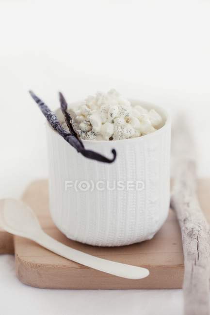 Cottage cheese with pods — Stock Photo