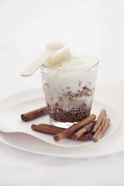 Vue rapprochée de Trifle à la cannelle et chocolat râpé — Photo de stock