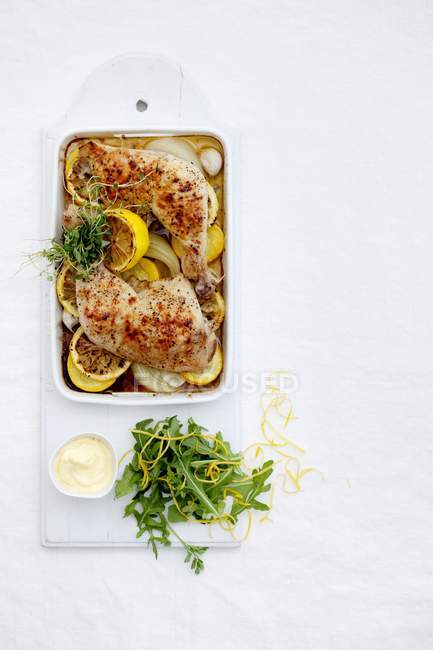 Cosce di pollo arrosto con limoni — Foto stock