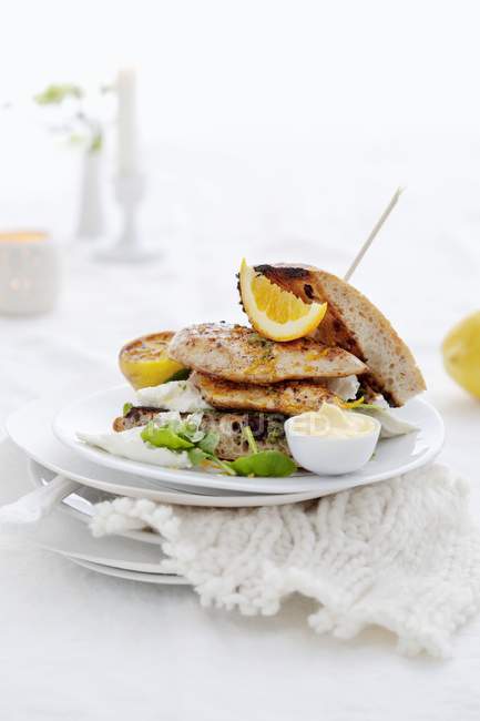Sandwich au poulet au citron et mayonnaise sur plaque blanche au-dessus de la table — Photo de stock
