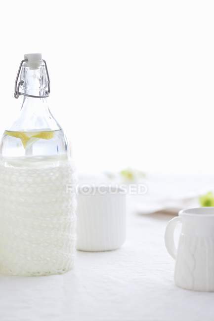 Primo piano vista di acqua di limone in una bottiglia di vetro — Foto stock