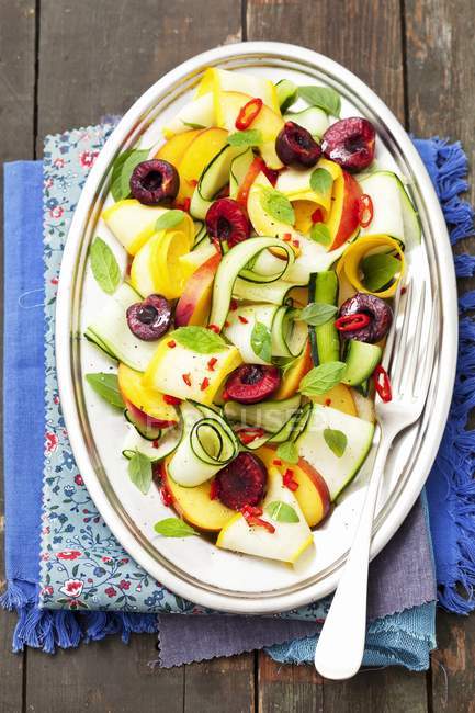 Courgette salad with nectarines — Stock Photo