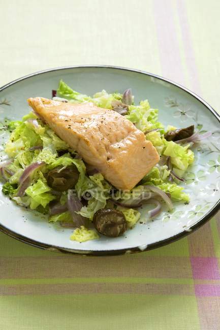 Grilled salmon on a bed of braised cabbage — Stock Photo