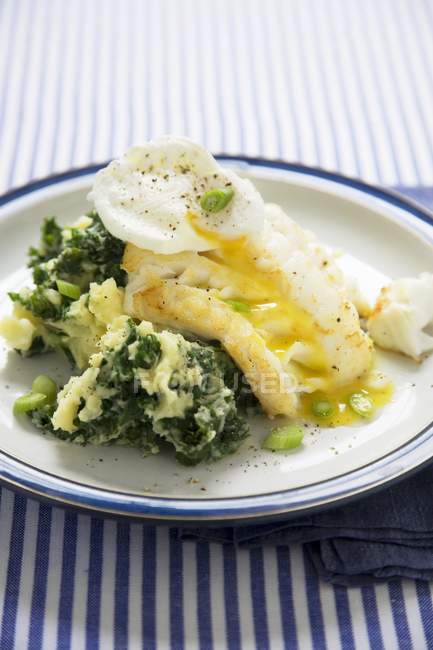 Fried cod with poached egg — Stock Photo
