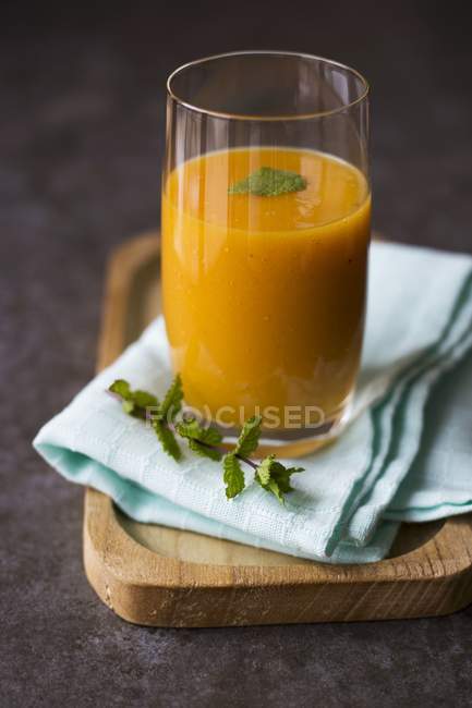 Smoothie mit Mango und Pfirsich — Stockfoto