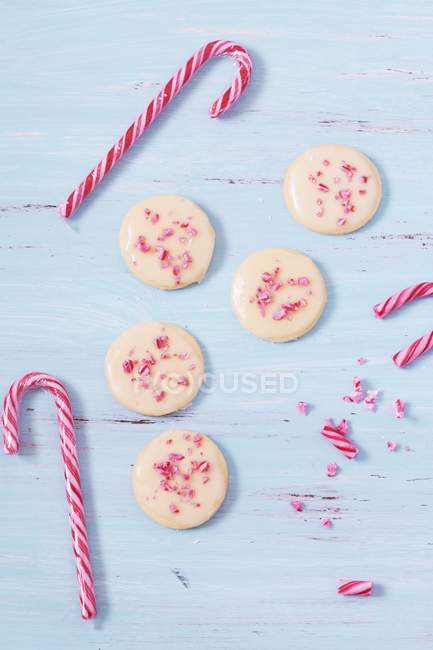 Top view of peppermint creamy cookies and candy canes — Stock Photo