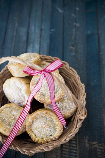 Basket of mince pies — Stock Photo
