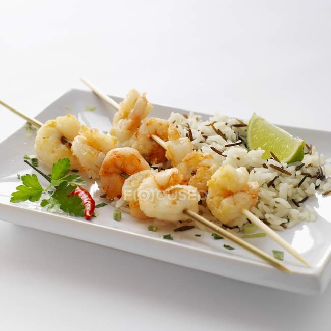 Espetos de camarão com arroz selvagem — Fotografia de Stock