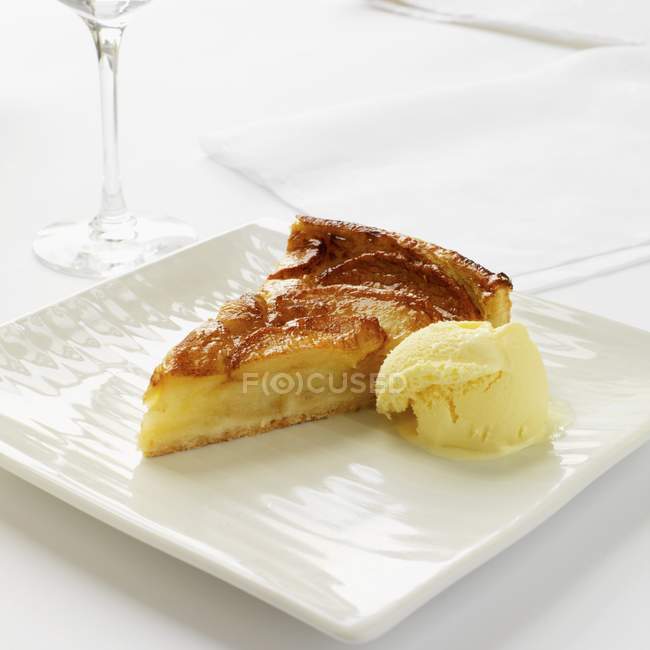 Piece of tart with vanilla ice cream — Stock Photo