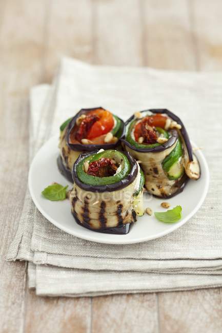 Grilled aubergine and courgette rolls — Stock Photo