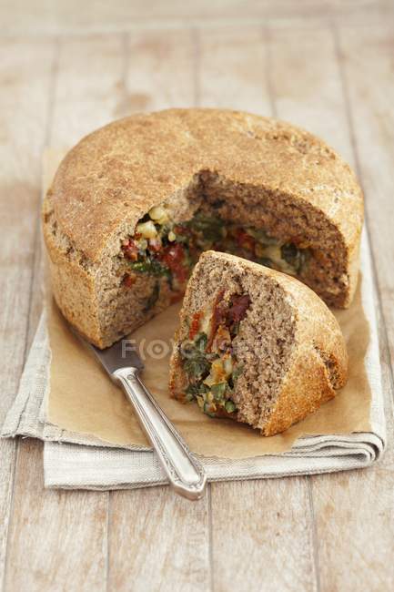 Wholemeal bread with spinach — Stock Photo
