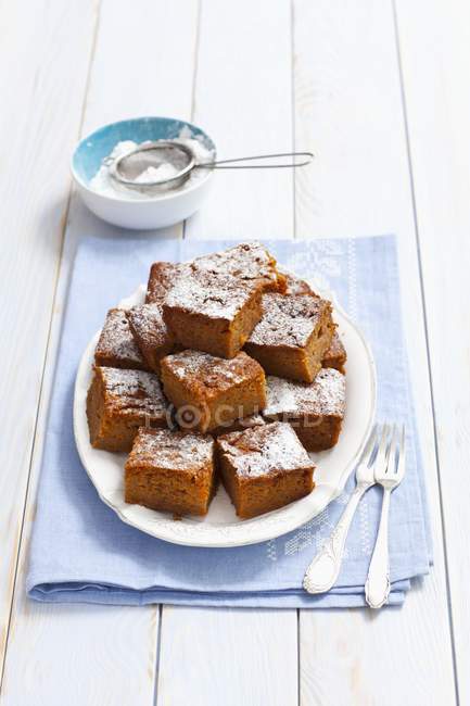 Carrot cake with icing sugar — Stock Photo